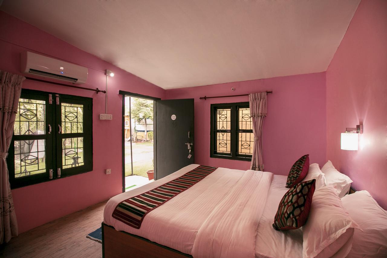 Sauraha Nana Hotel ภายนอก รูปภาพ