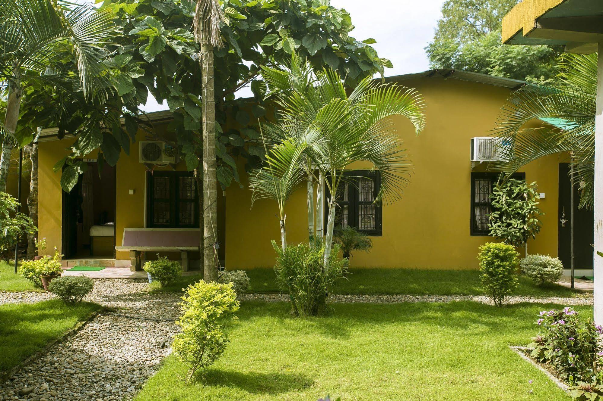 Sauraha Nana Hotel ภายนอก รูปภาพ