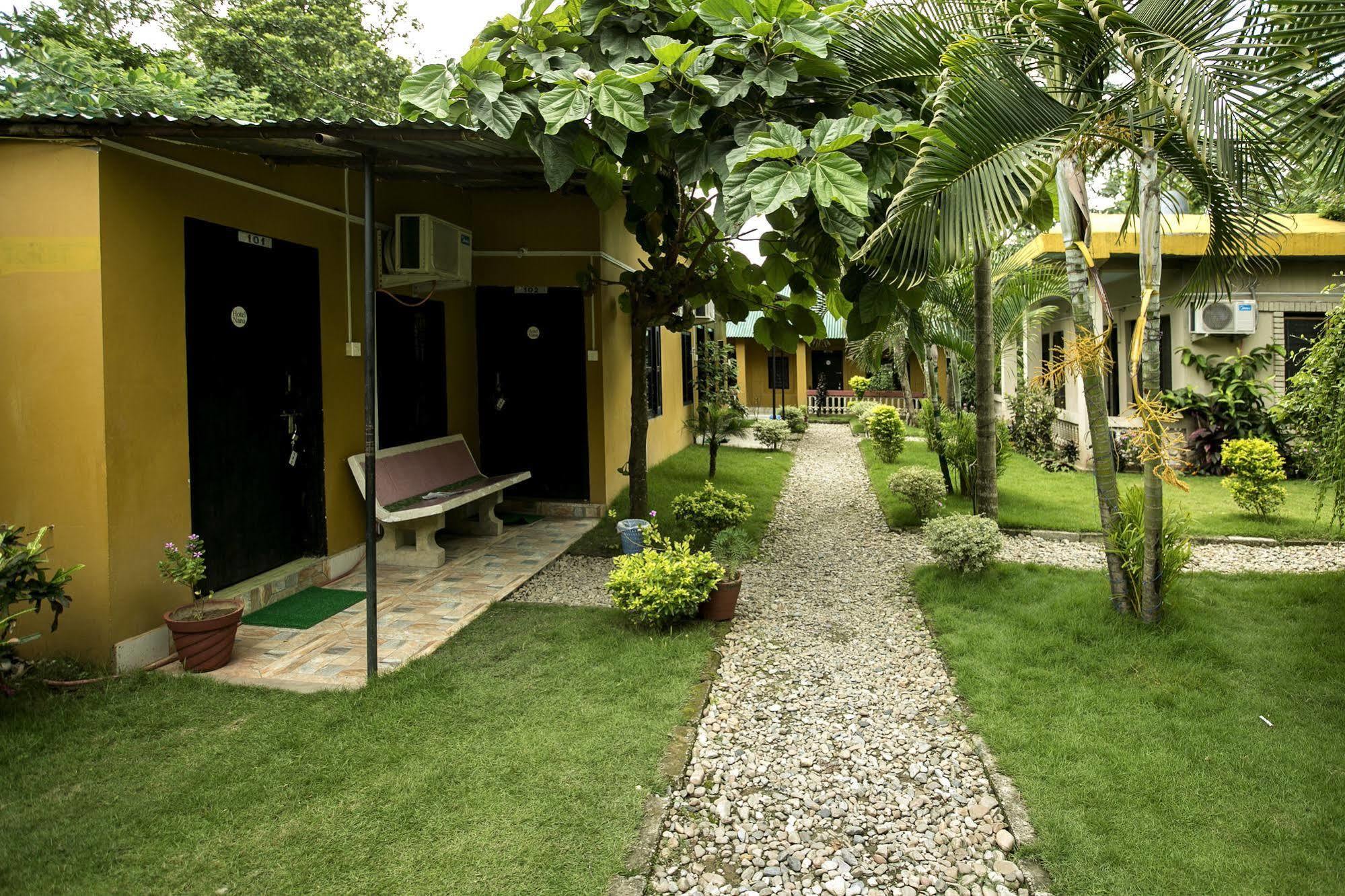 Sauraha Nana Hotel ภายนอก รูปภาพ